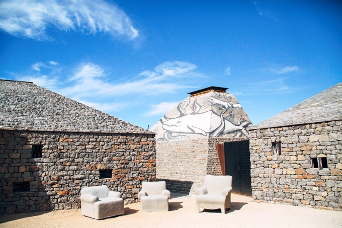 Clos de Tres Courtyard