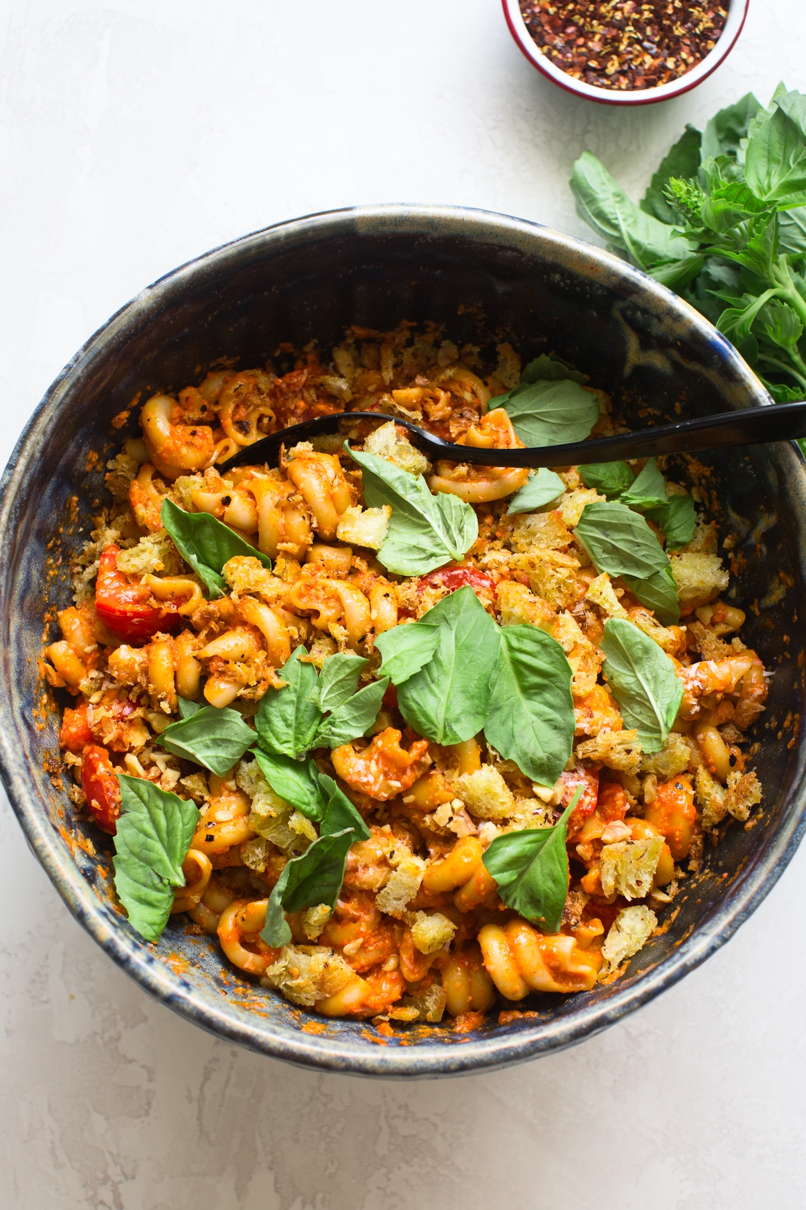 Ricetta di insalata di pasta con peperoni rossi arrostiti