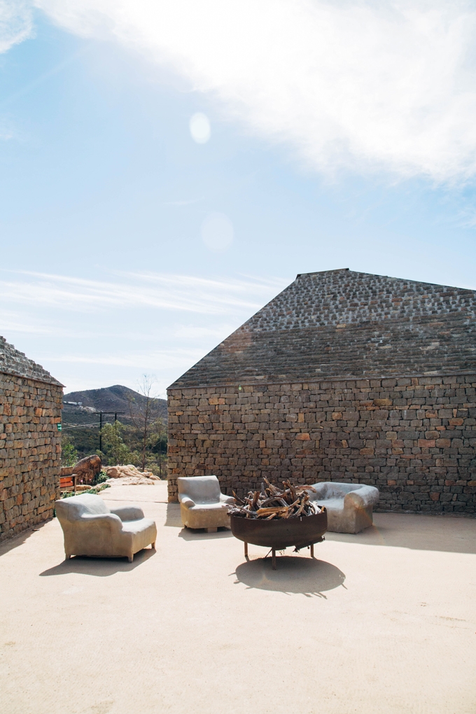 Clos de Tres Courtyard